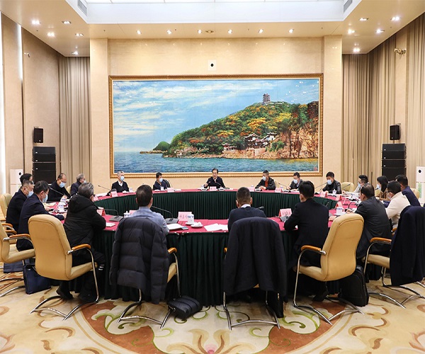 El presidente Yang Shihong fue invitado a asistir a un simposio para empresarios privados en la ciudad de Ma'anshan.