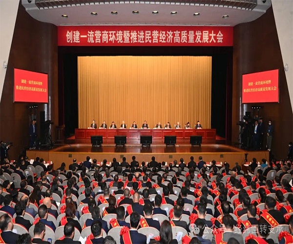 En la primera reunión del Año Nuevo, Jingwei recibió el premio con entusiasmo.